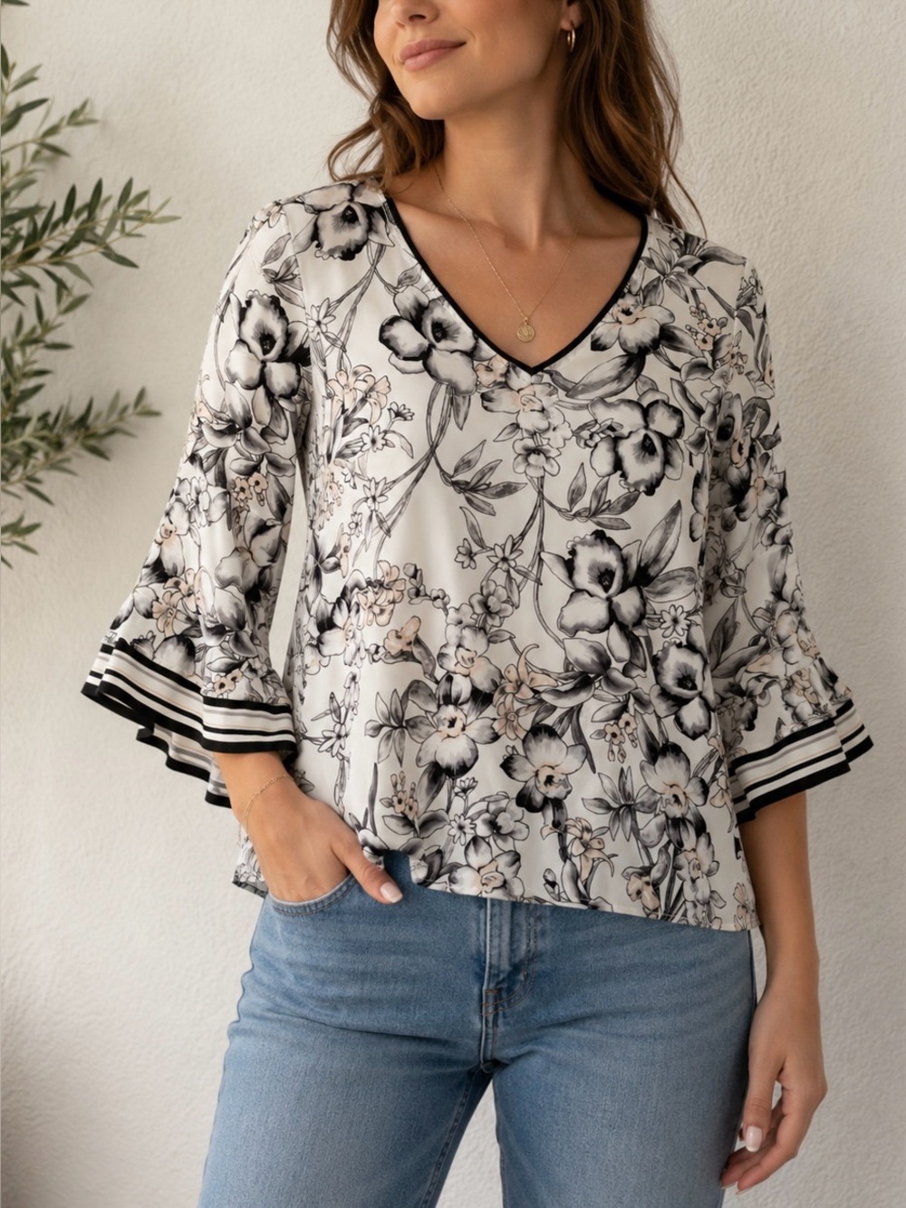 White House Black Market Black & White Floral V-Neck Blouse Size 2P (S)